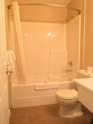 Combined shower/bathtub, free toiletries, towels, soap - Tumbler Ridge Inn (Tumbler Ridge)