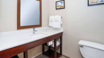 Quarto standard, 2 camas Queen, para não fumantes | Banheiro | Produtos de toalete grátis, secador de cabelo, toalhas de banho