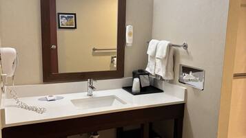 Kamer, 1 kingsize bed, toegankelijk voor mindervaliden, niet-roken | Badkamer | Gratis toiletartikelen, een haardroger, handdoeken