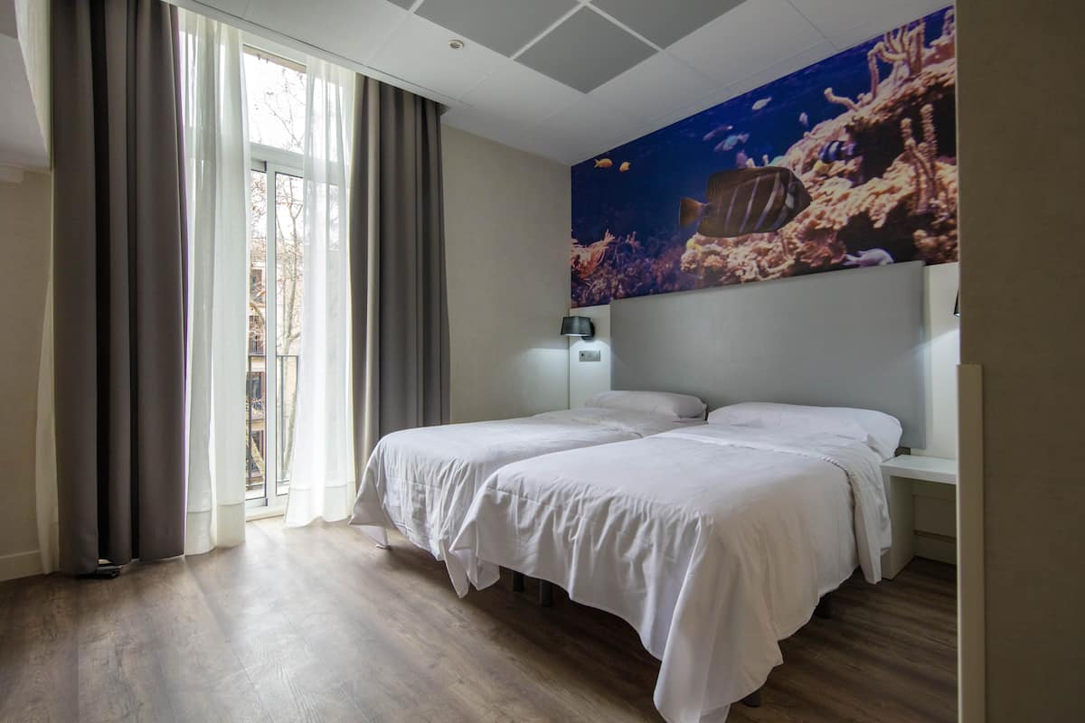 Camera con 2 letti singoli, vista città | Biancheria da letto di alta qualità, cassaforte in camera, una scrivania