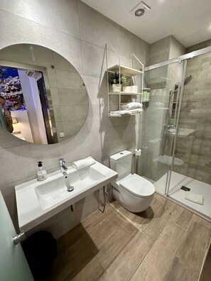Standard Twin Room | Bathroom | Shower, hair dryer, towels - Standbyme Ramblas (Barcelona)