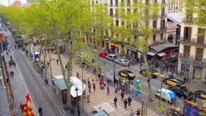 A busy urban street with pedestrians, vehicles, and trees lining the sidewalks. - Standbyme Ramblas (Barcelona)