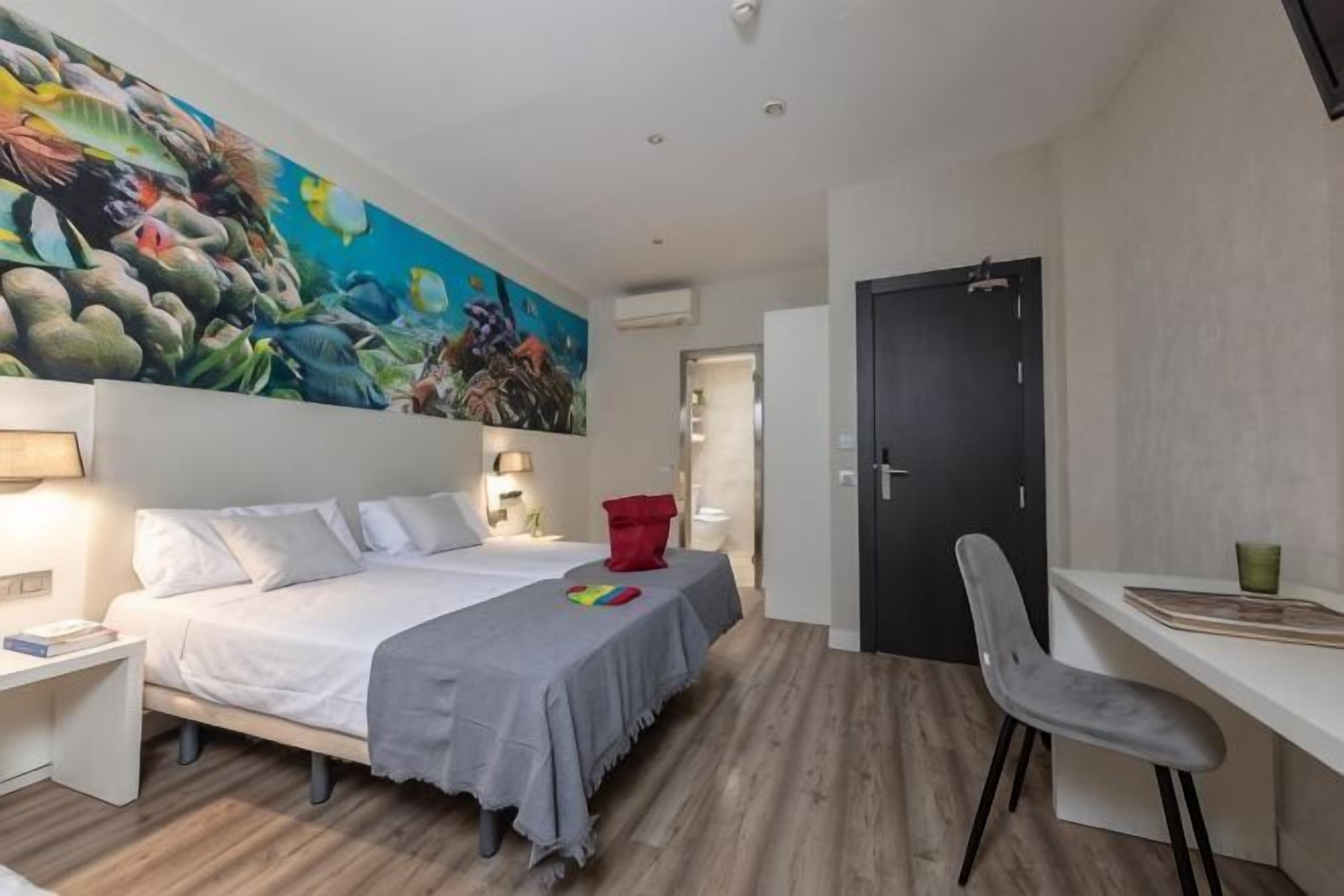 Ropa de cama de alta calidad y caja de seguridad en la habitación 