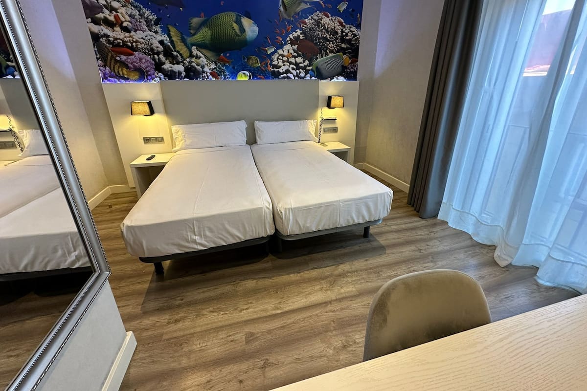 Camera Standard con 2 letti singoli | Biancheria da letto di alta qualità, cassaforte in camera, una scrivania