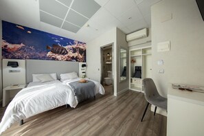 Premium bedding, in-room safe, desk, blackout curtains - Standbyme Ramblas (Barcelona)
