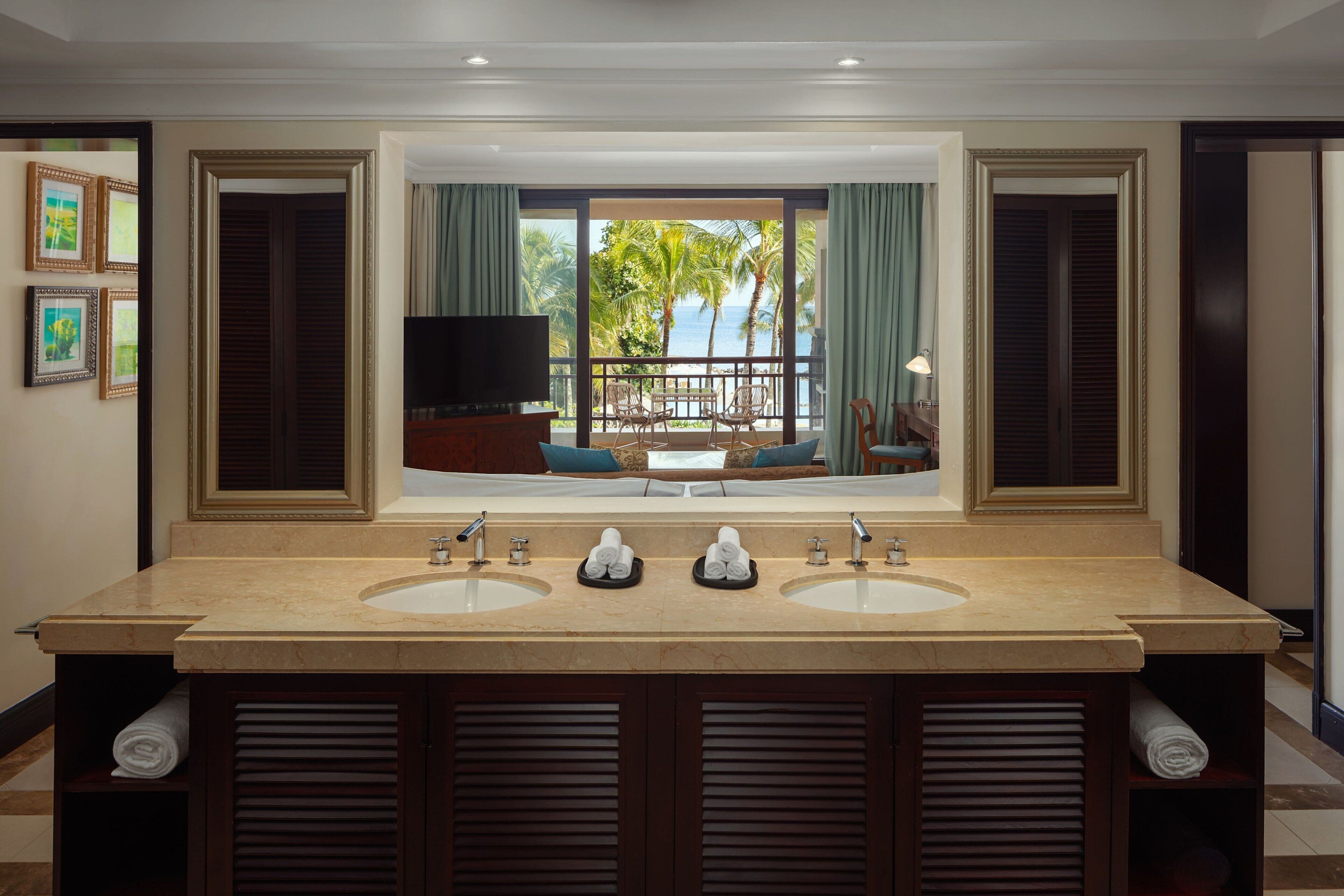 junior suite, 1 king bed | 1 bedroom, premium bedding, minibar, in-room safe