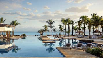 2 AuĂenpools, Sonnenschirme, LiegestĂŒhle