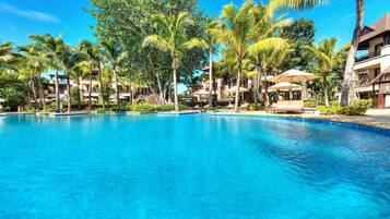 2 piscinas al aire libre, sombrillas, tumbonas