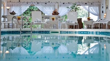 Indoor pool, sun loungers