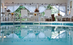 Piscina interna, espreguiçadeiras
