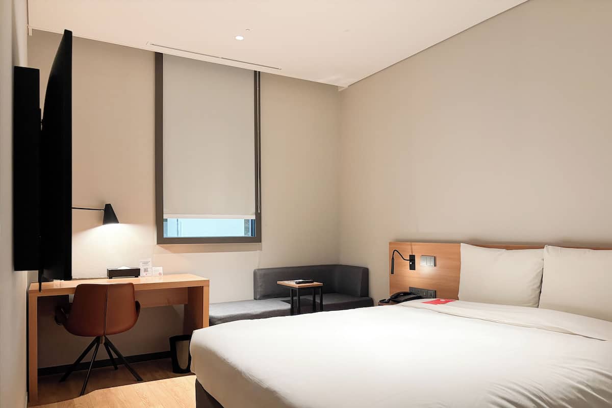 Standard Room, 1 Double Bed | 1 bedroom, in-room safe, desk, laptop workspace