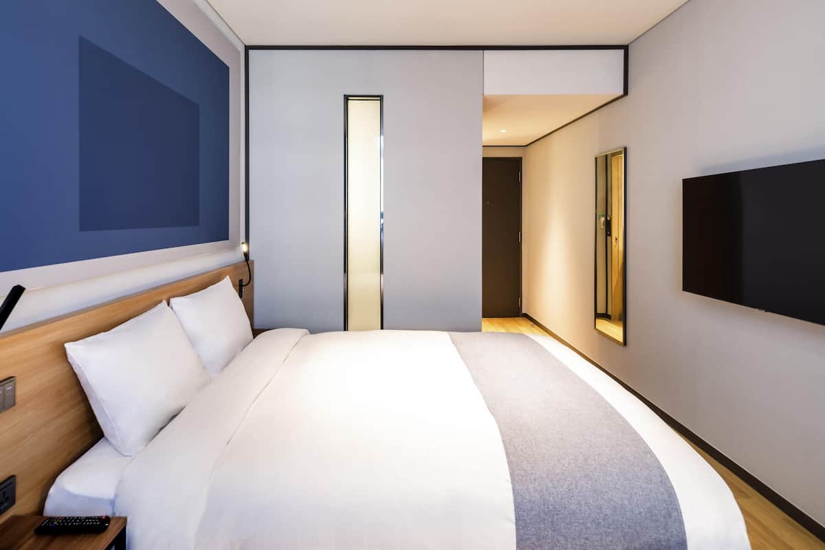 Standardzimmer, 1 Doppelbett | 1 Schlafzimmer, Zimmersafe, Schreibtisch, laptopgeeigneter Arbeitsplatz