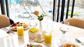 Daily buffet breakfast (KRW 45000 per person)