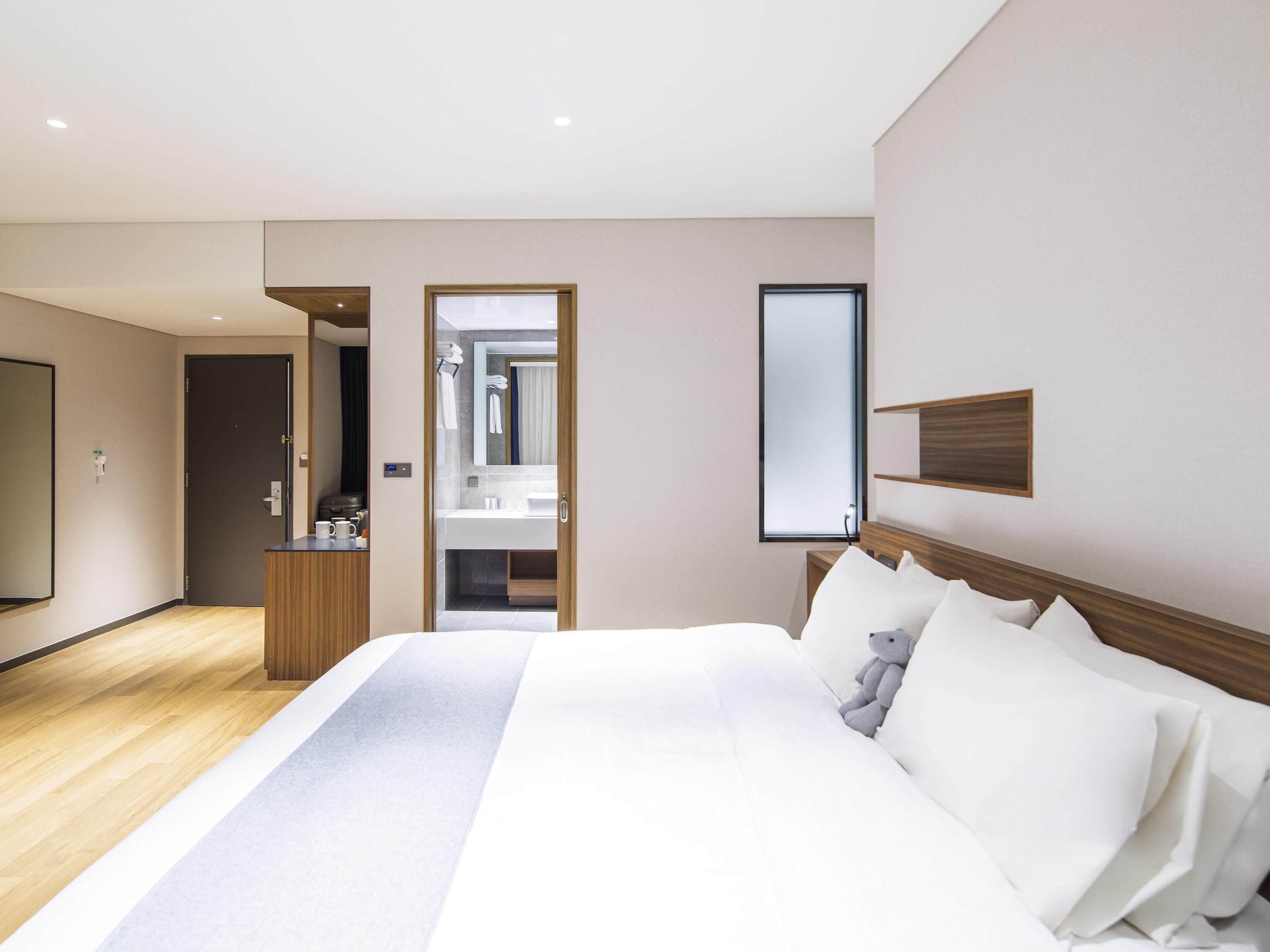 Suite junior, 1 cama King size | Caja de seguridad en la habitación y escritorio 