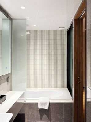 Junior Suite, 1 King Bed | Bathroom | Eco-friendly toiletries, hair dryer, slippers, bidet - ibis Suwon Ambassador (Suwon)