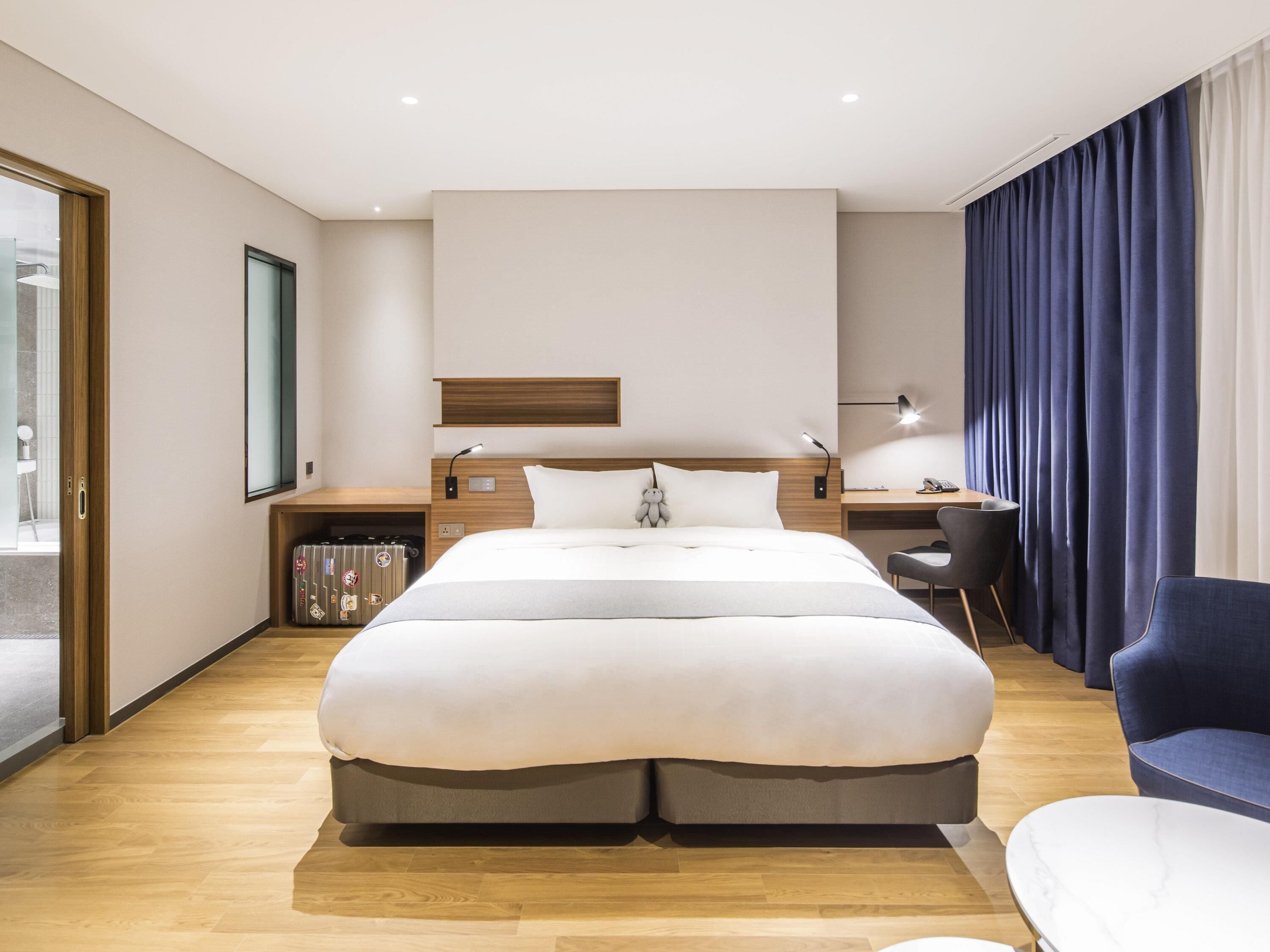 Junior Suite, 1 King Bed | In-room safe, desk, laptop workspace, free WiFi