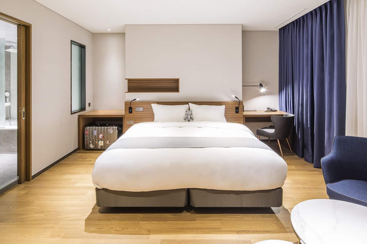 Suite Junior, 1 letto king | 1 camera, una cassaforte in camera, una scrivania, postazione laptop