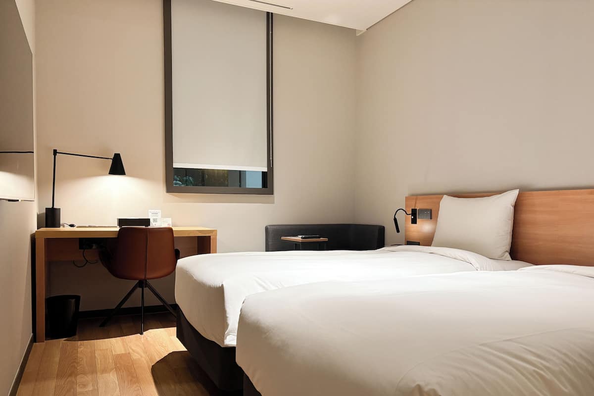 Standard Room, 2 Twin Beds | 1 bedroom, in-room safe, desk, laptop workspace