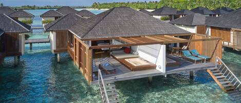 Bungalows sur pilotis dotés de terrasses en bois et d’un bain à remous.