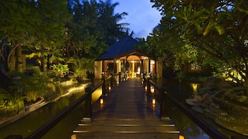 Couples treatment rooms, sauna, hot tub, body treatments, hydrotherapy
