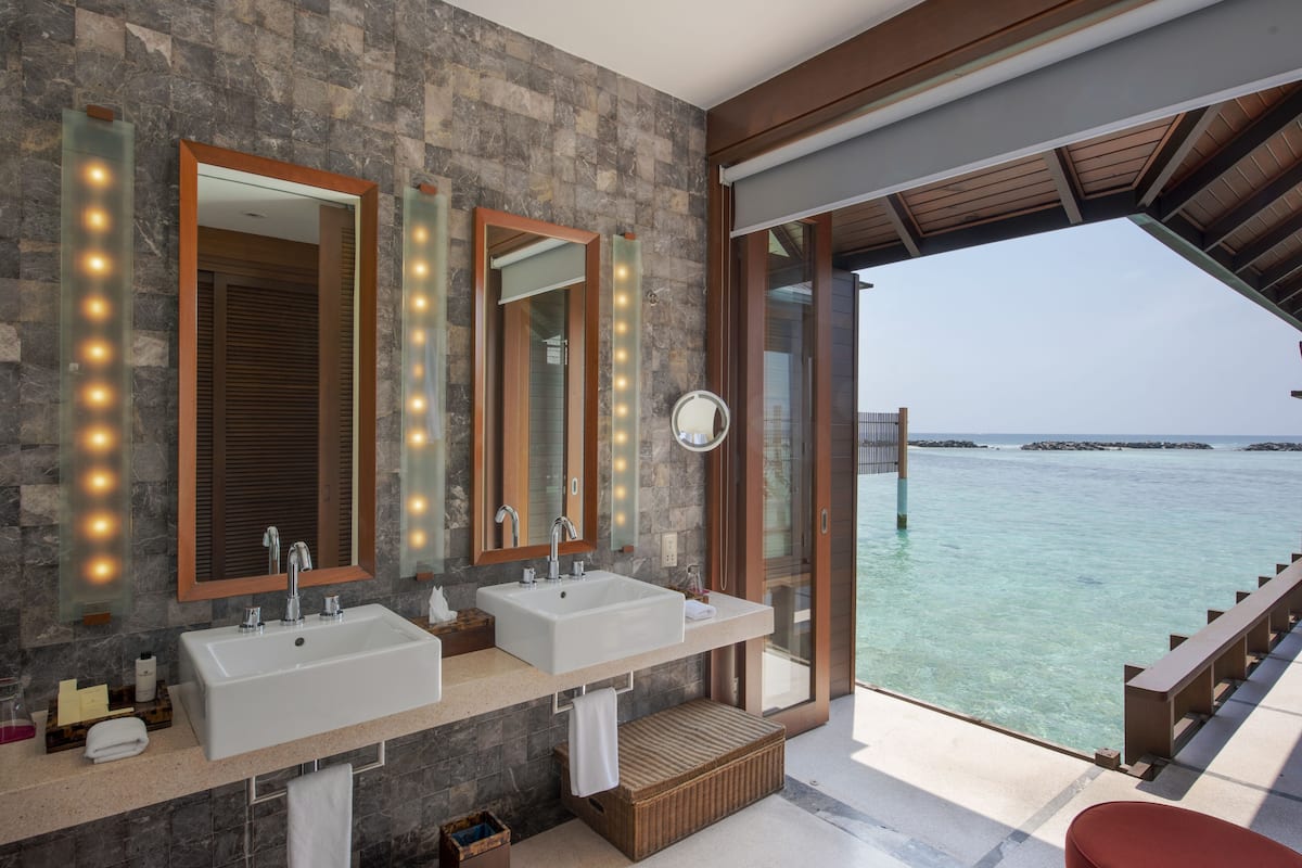 shower, rainfall showerhead, free toiletries, hair dryer