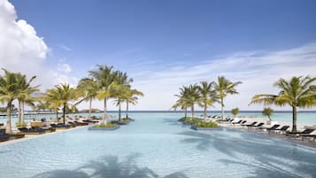 屋外プール、プール パラソル、サンラウンジャー