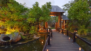 A wooden bridge over a pond with a gazebo and lanterns. - Villa Nautica Paradise Island Resort (Lankanfinolhu)