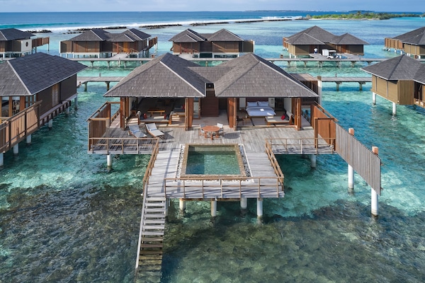 Svit Executive - 1 dubbelsäng med bäddsoffa (One Bedroom Ocean Suite with Pool) | Minibar, värdeförvaringsskåp på rummet, unika möbler och skrivbord