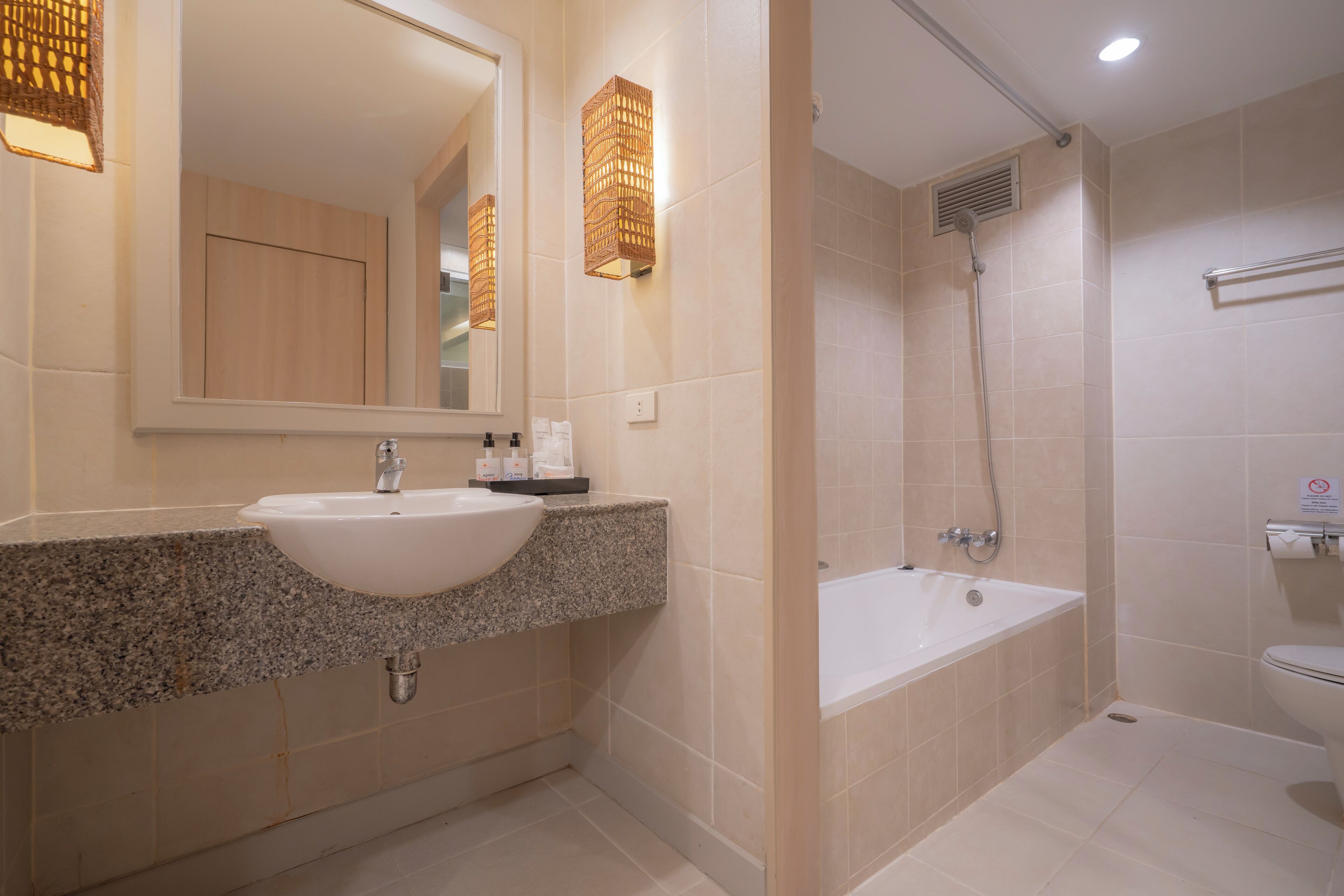 Studio | Salle de bain | Ensemble douche/baignoire, articles de toilette gratuits, sèche-cheveux