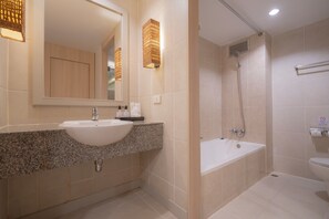 Studio | Bathroom | Combined shower/tub, free toiletries, hair dryer, towels
