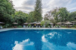 Piscina a l'aire lliure i gandules 