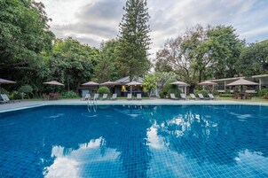 室外游泳池，日光浴躺椅