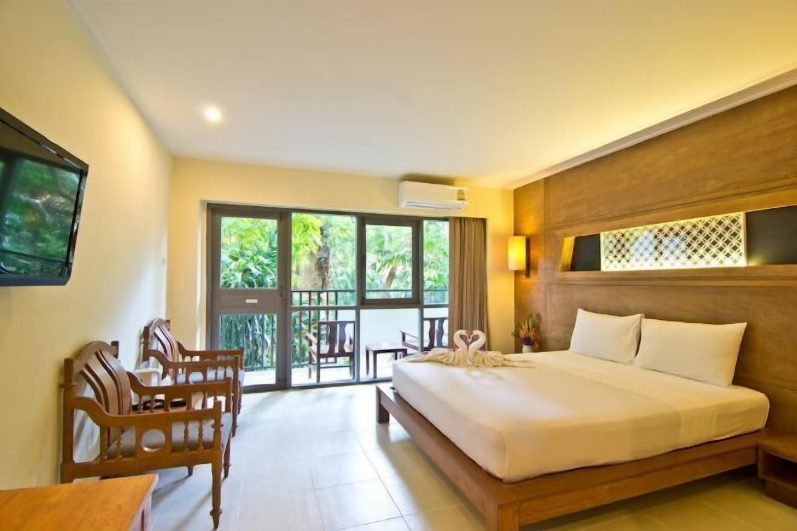 Een minibar, een kluis op de kamer, gratis wifi, beddengoed