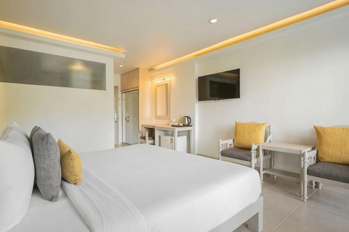 Minibar, in-room safe, WiFi (free), bed sheets