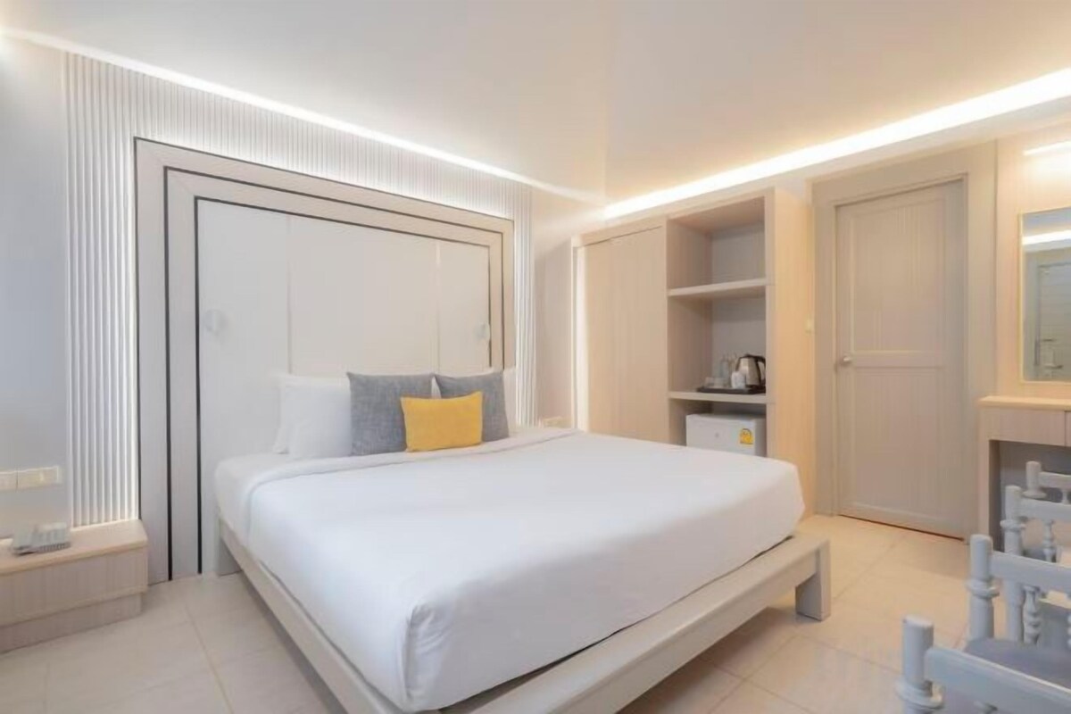 Minibar, in-room safe, WiFi (free), bed sheets