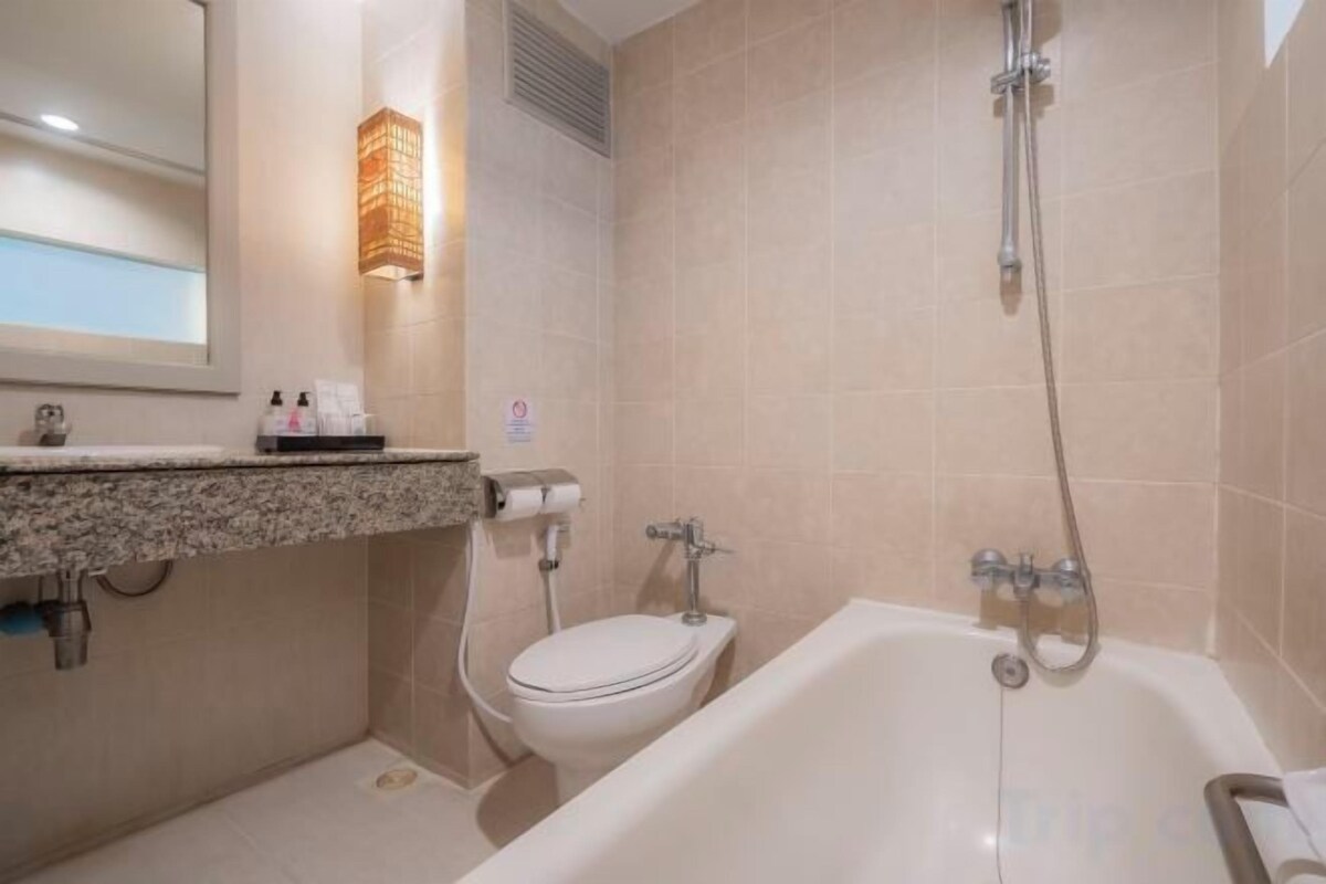 Bathroom | Combined shower/tub, free toiletries, hair dryer, towels