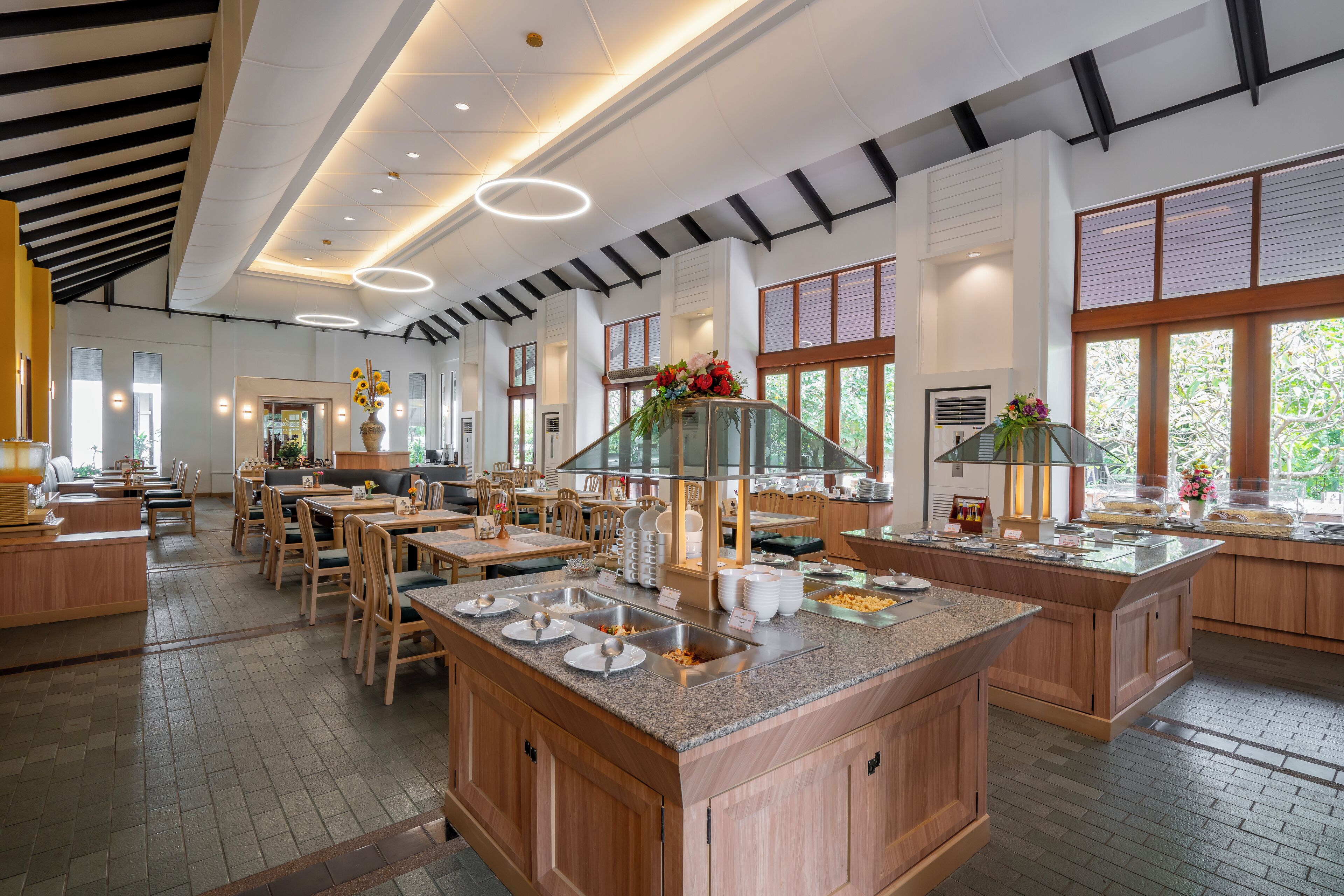 Dagelijks ontbijtbuffet (THB 250 per persoon)