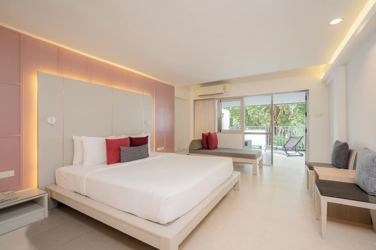 Deluxe Room | Minibar, in-room safe, free WiFi, bed sheets