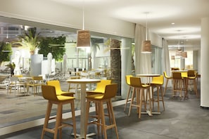4 bares o lounges, bar junto a la alberca