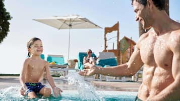 Piscine couverte, 3 piscines extérieures, parasols de plage