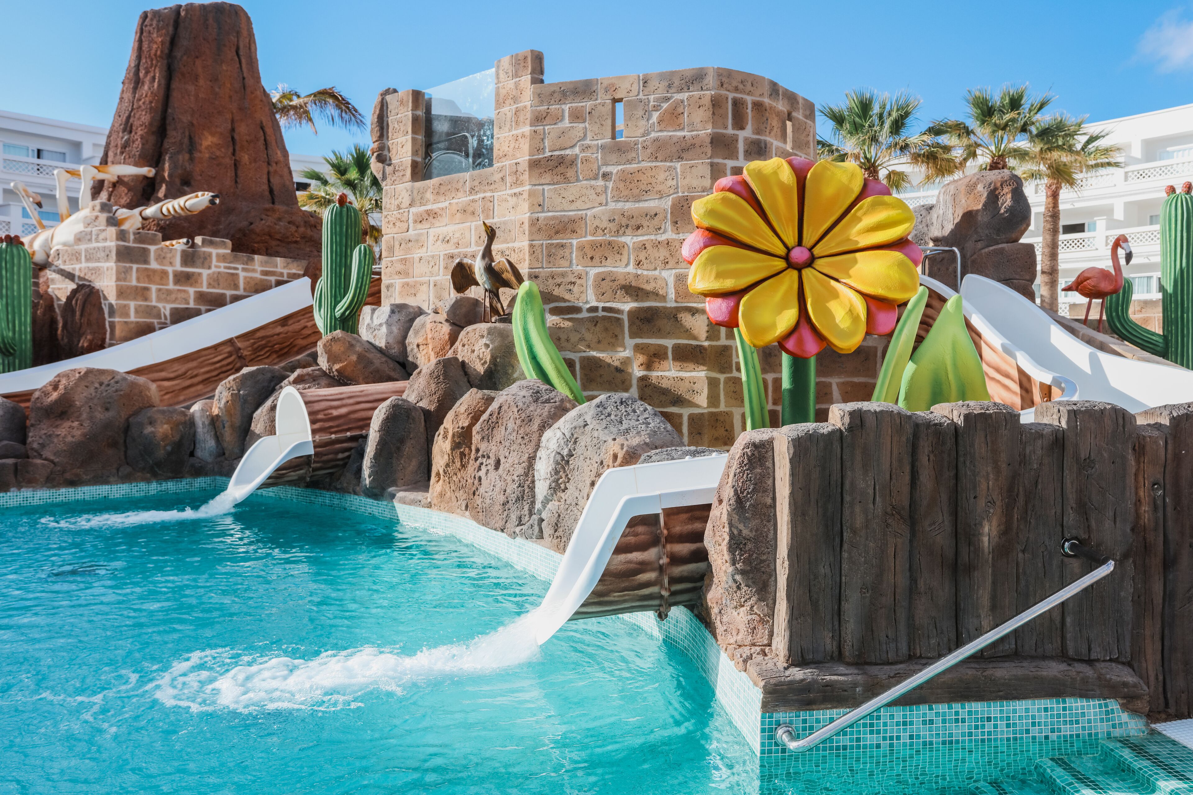 Una piscina techada, 3 piscinas al aire libre, sombrillas