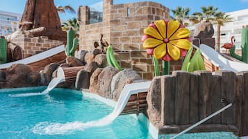 Piscina interna, 3 piscinas externas, guarda-sóis, espreguiçadeiras