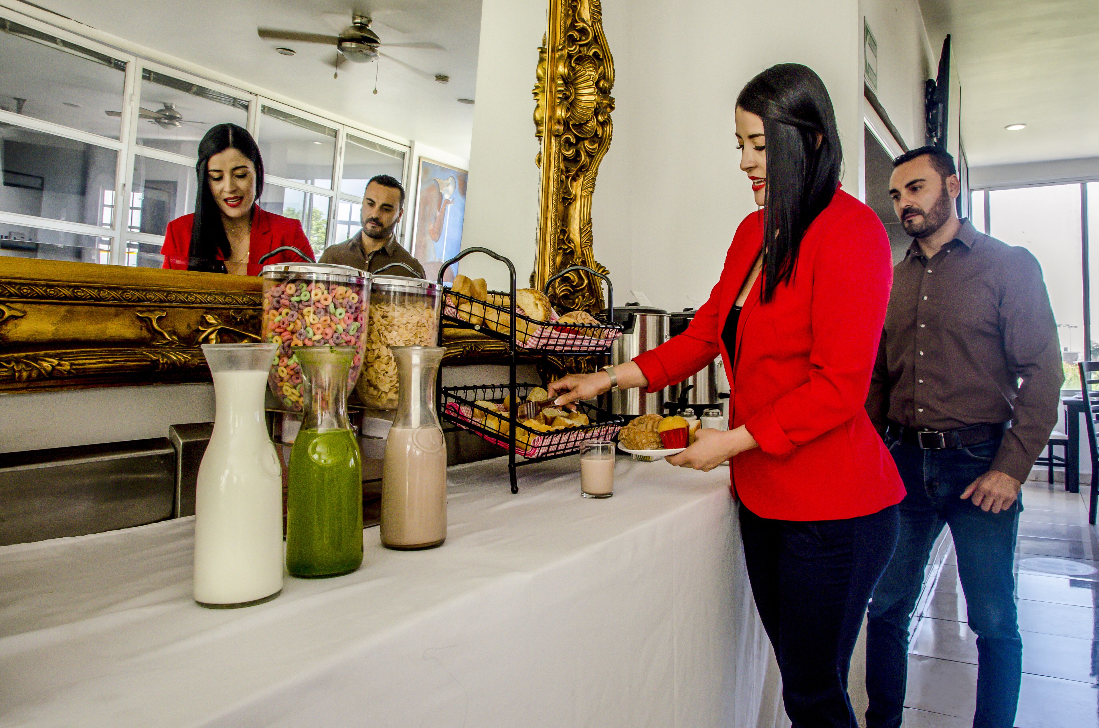 Una barra de buffet con diversos alimentos y bebidas.