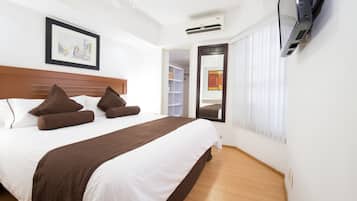 Suite, 3 habitaciones | Edredón, caja de seguridad en la habitación y escritorio