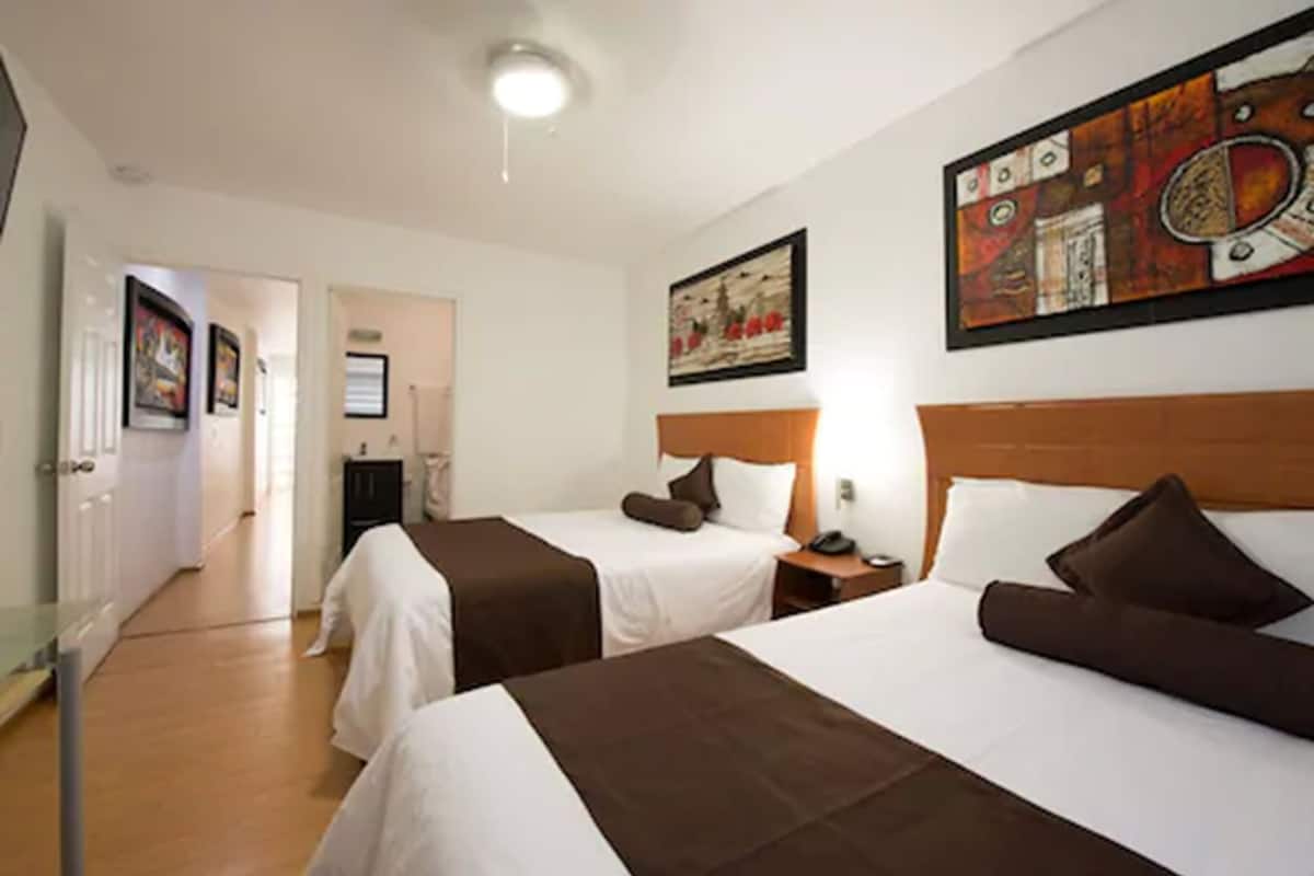 Room 2 double beds | 羽絨被、客房內保險箱、書桌、熨斗/熨衣板