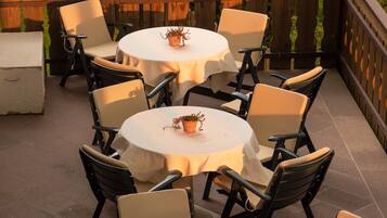 Phục vụ bữa sáng và bữa tối