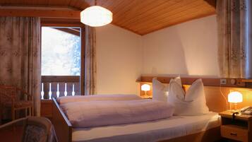 Bộ đồ giường cao cấp, két bảo mật tại phòng