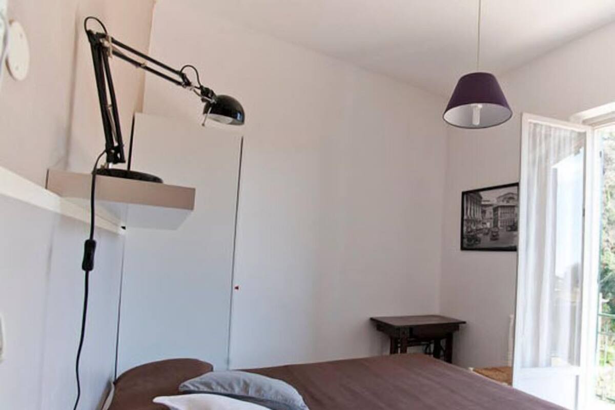 Premium bedding, desk, cots/infant beds, free WiFi