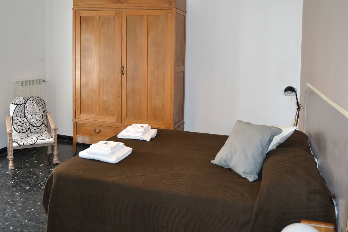 Premium bedding, desk, cots/infant beds, free WiFi