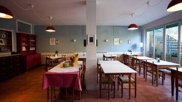 Breakfast, lunch, dinner served; al fresco dining